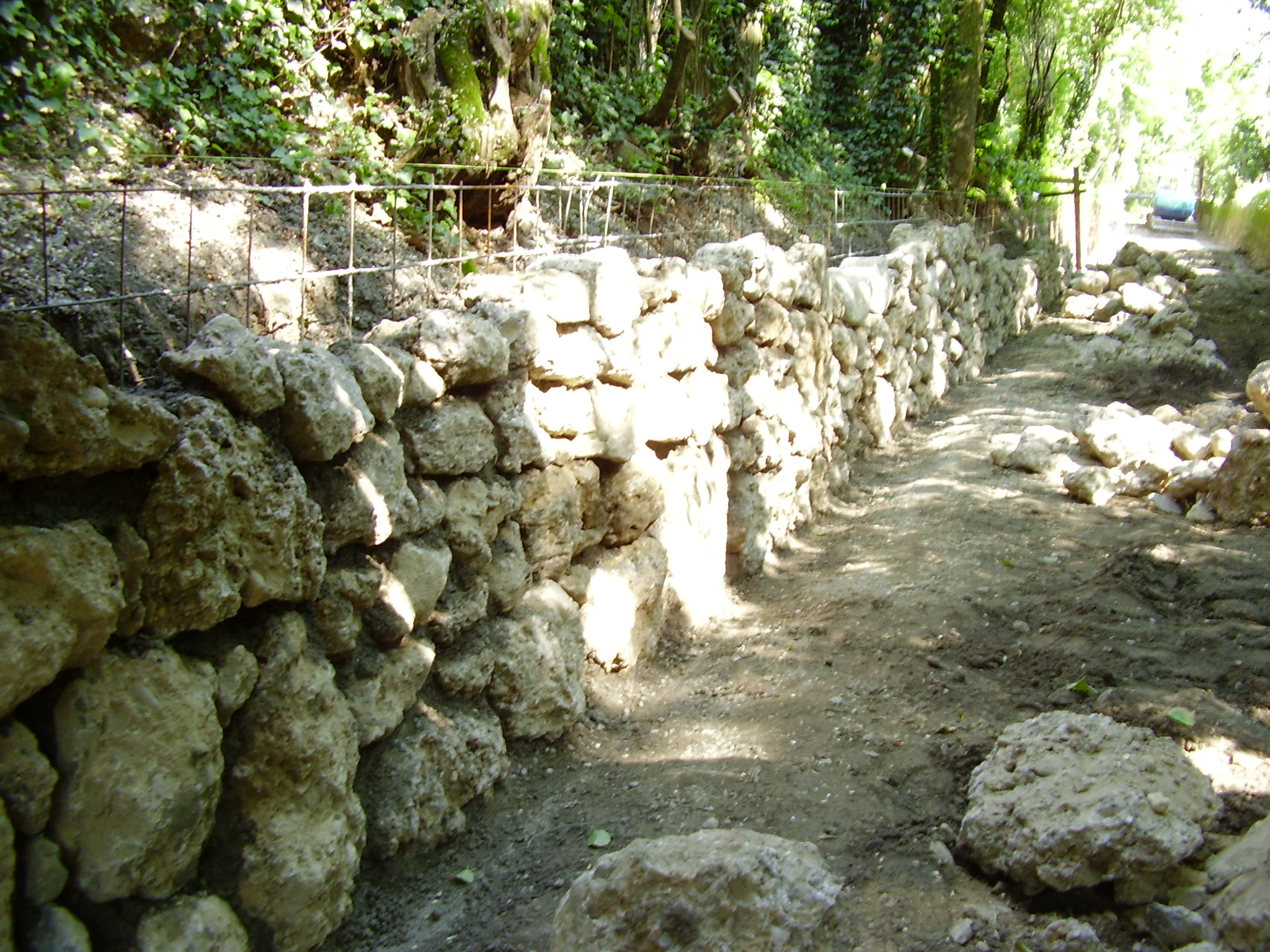Argine in sassi