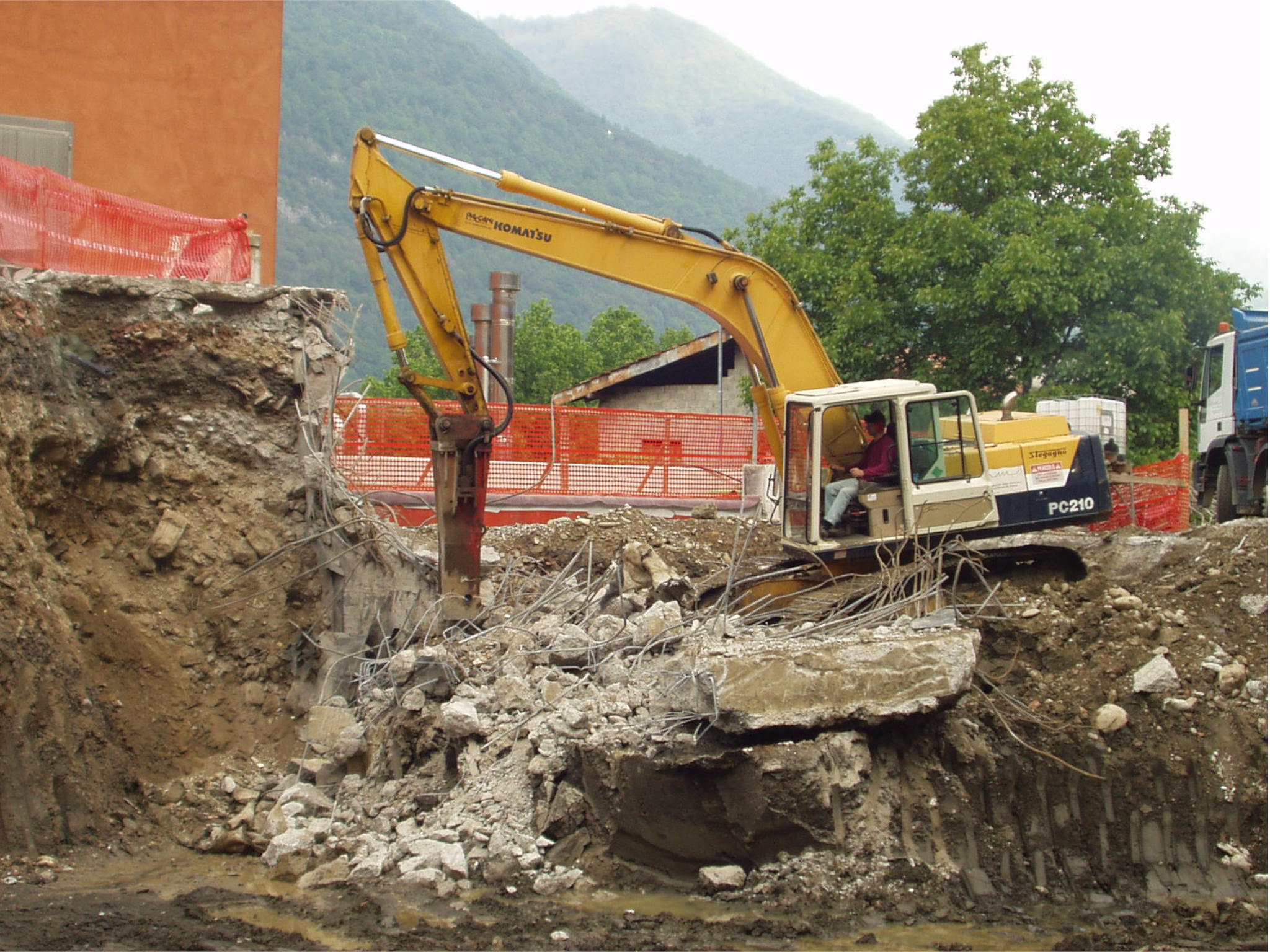 Demolizione muro in calcestruzzo