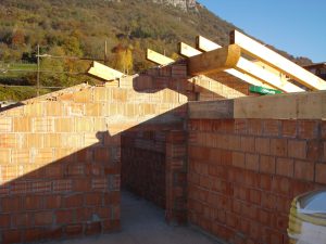 Posa travi in legno tetto