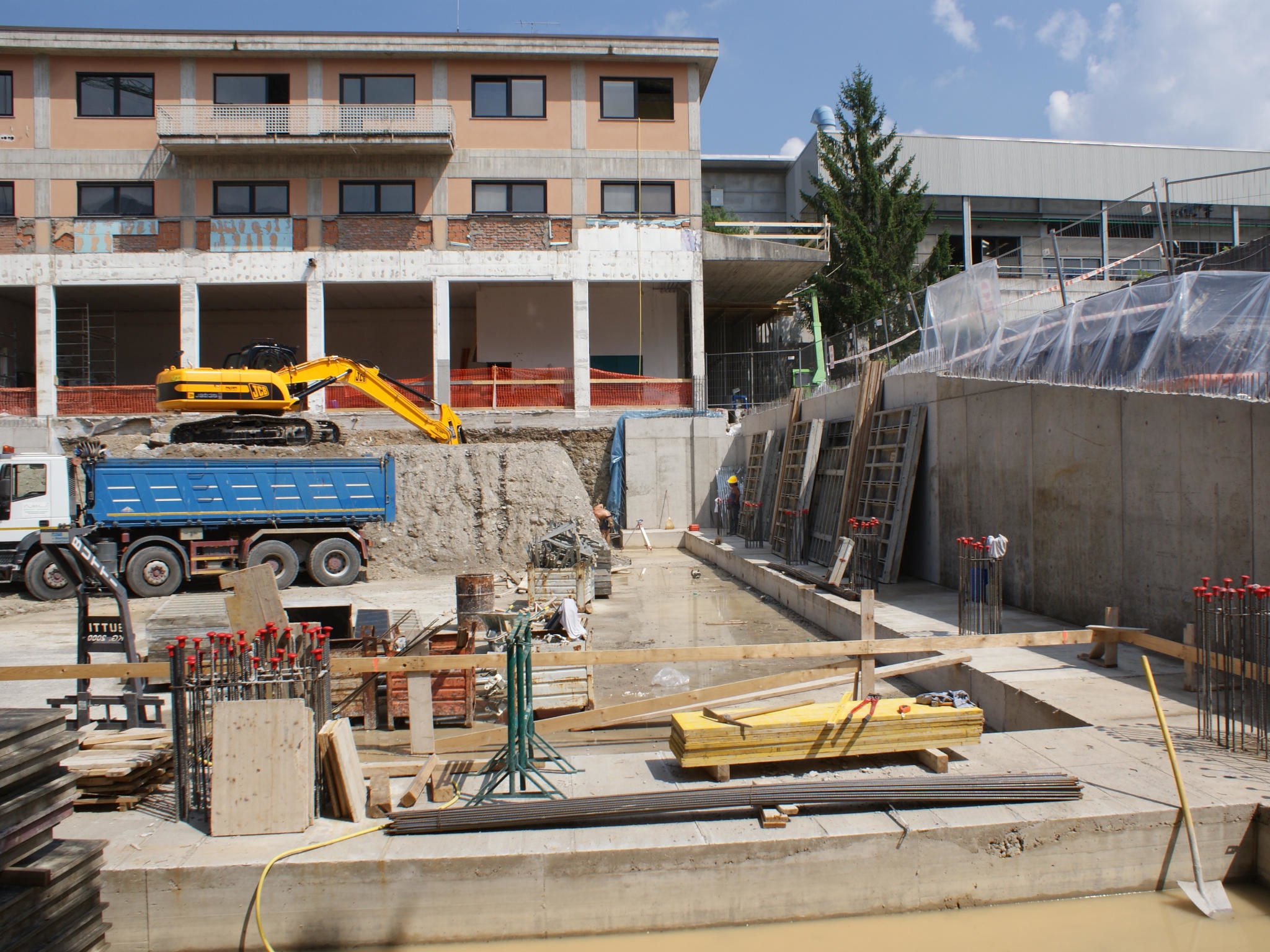 Cantiere costruzione edificio industriale