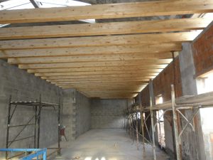 Posa travi in legno tetto